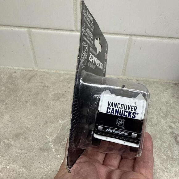 NHL Vancouver Canucks 1:50 Scale Zamboni - Collectible Motor Max - New in pkg - Picture 2 of 6